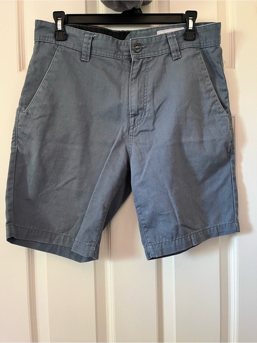 volcom men’s slate blue flat front casual shorts